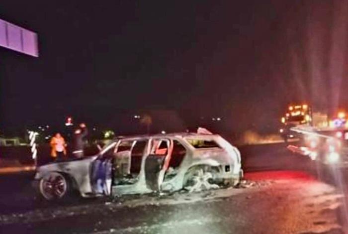 Reportan camioneta incendiada en la región de Zinapécuaro