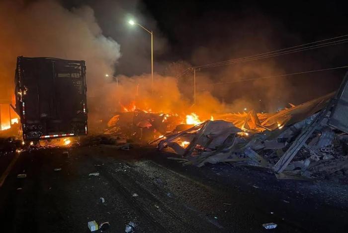 Reportan choque e incendio en la caseta Panindícuaro en la autopista de Occidente