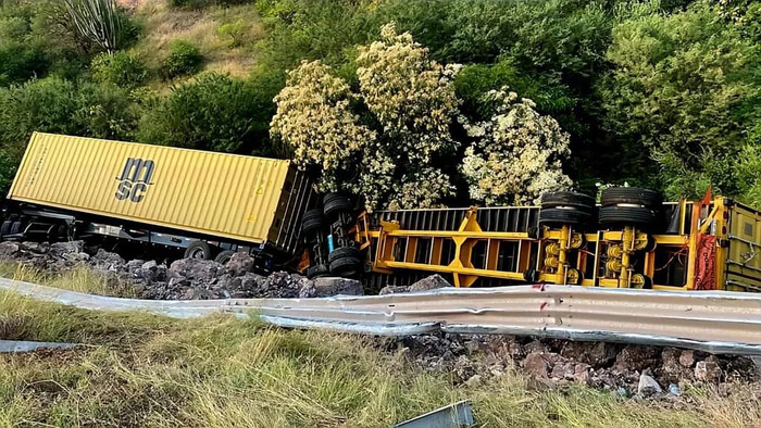 Reportan dos accidentes de tráiler en la autopista Siglo XXI