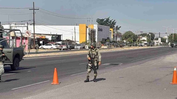 Reportan enfrentamiento armado entre civiles y militares en Culiacán