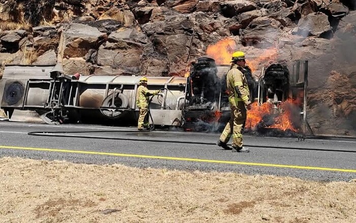 Reportan incendio de pipas tras volcadura en la Autopista de Occidente