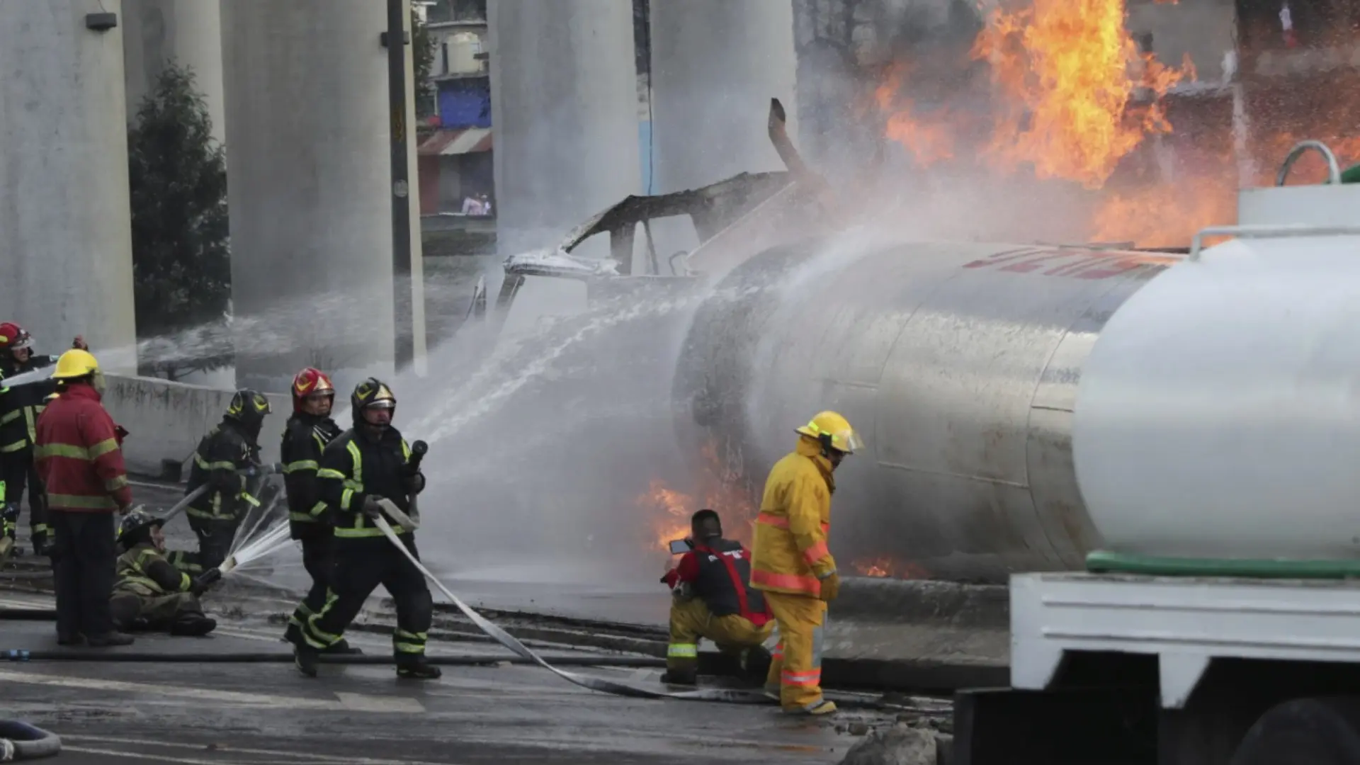 Reportan la muerte del chofer que conducía la pipa que explotó en Iztapalapa