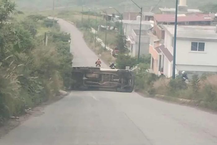 Reportan volcadura de camioneta cerca de Ciudad Industrial en Morelia