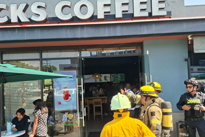 Reporte de conato de incendio en Starbucks de La Huerta moviliza a bomberos estatales, en Morelia.