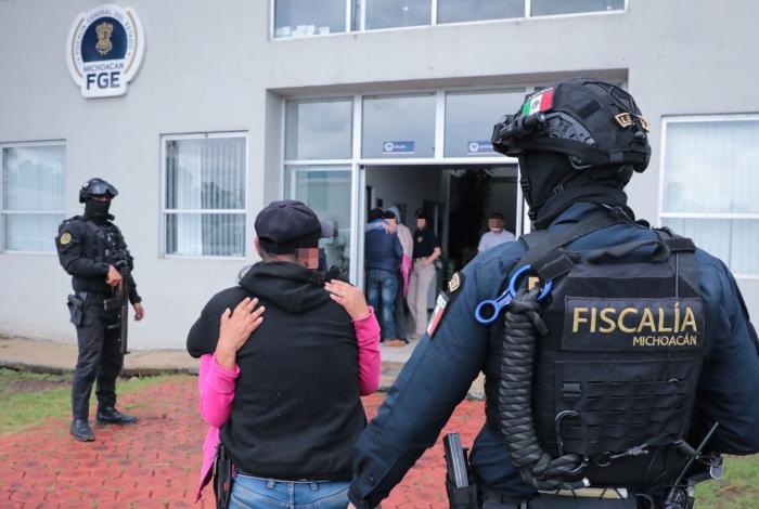 Rescatan a dos se cu es tra dos en una huerta