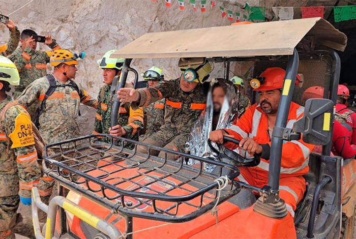 Rescatan al minero encontrado con vida en la mina Santa Fe, en Sinaloa