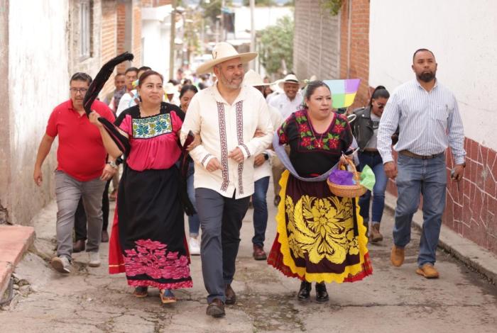 Respaldo total a autonomía de las comunidades de Crescencio Morales y Jarácuaro: Bedolla