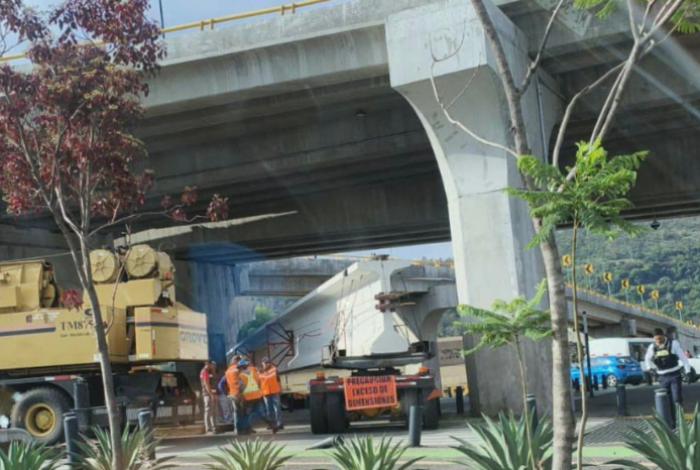 Restablecen circulación en distribuidor vial de salida a Mil Cumbres, tras tractocamión atorado