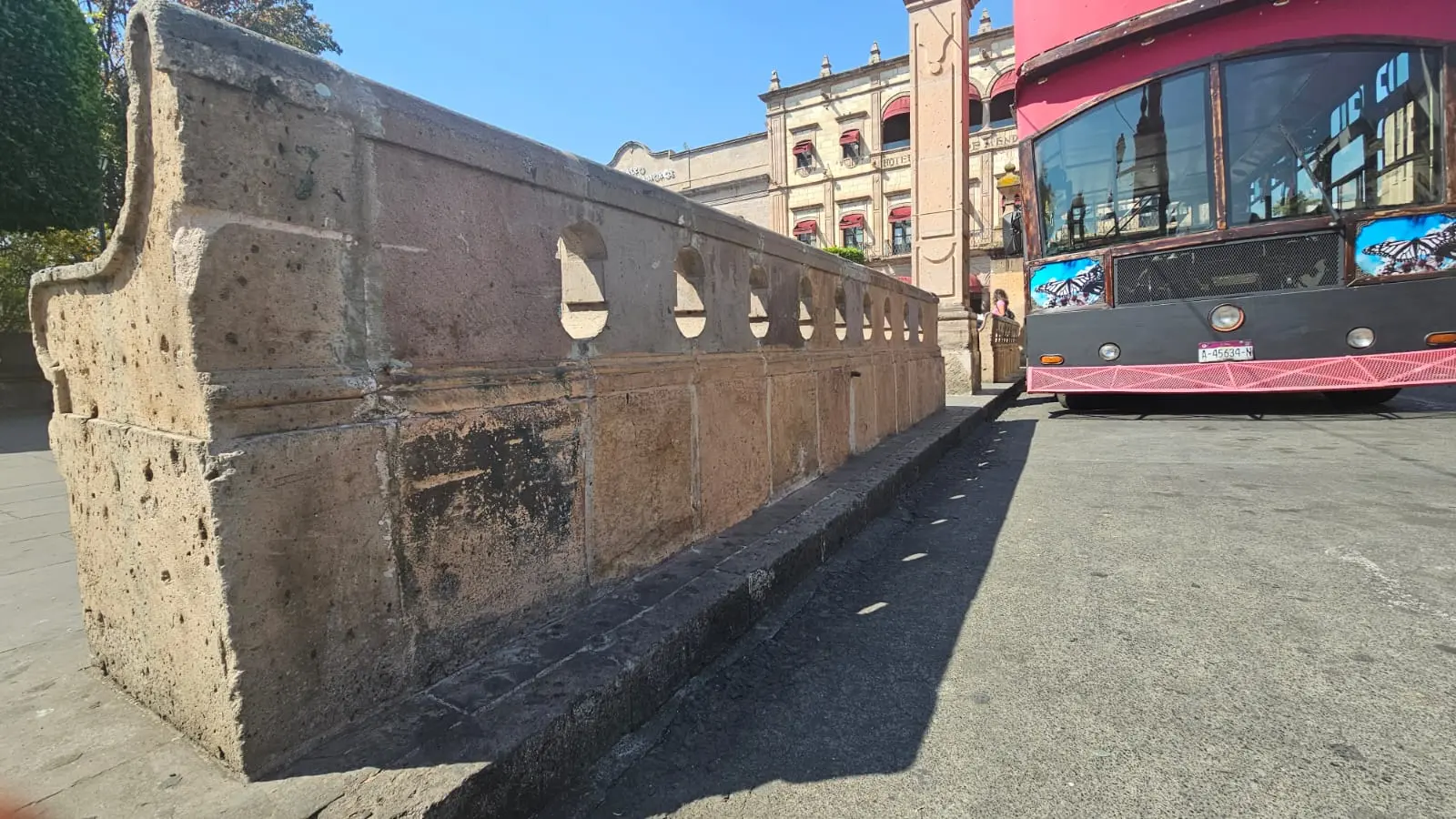 Restauran tres bancas dañadas en la Plaza de Armas de Morelia