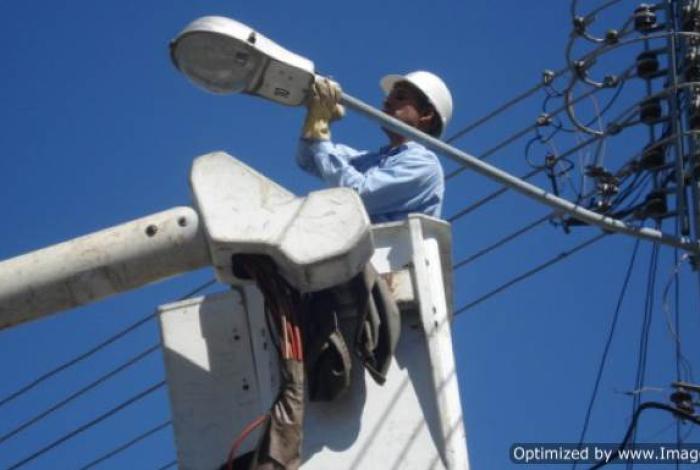 Reta Yankel a Juan Carlos Barragán a señalar colonias sin alumbrado público