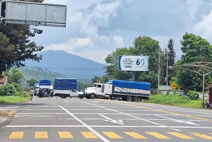 Retiran bloqueo vial en Tocumbo tras aparición con vida de madre e hija privadas de la libertad