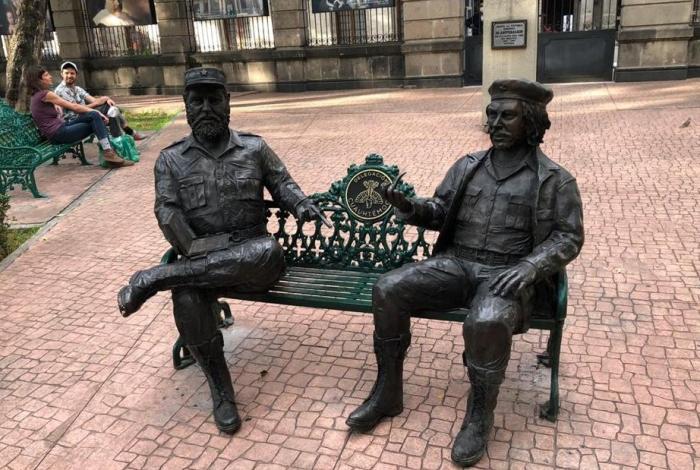 Retiran estatuas de Fidel Castro y Che Guevara de la colonia Tabacalera en CDMX