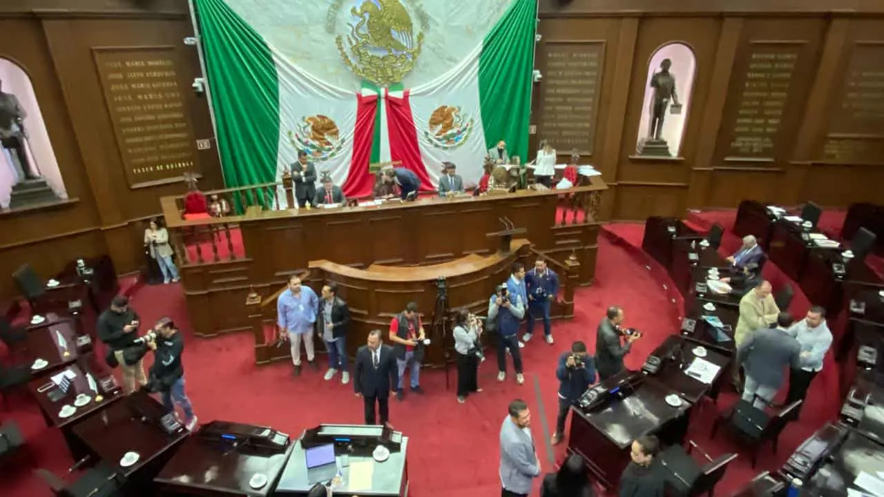 Reyes Galindo presenta iniciativa para regular transporte de materiales peligrosos