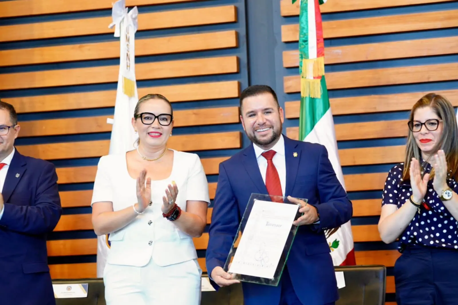 Reyes Galindo recibe reconocimiento de la UMSNH como nicolaita destacado