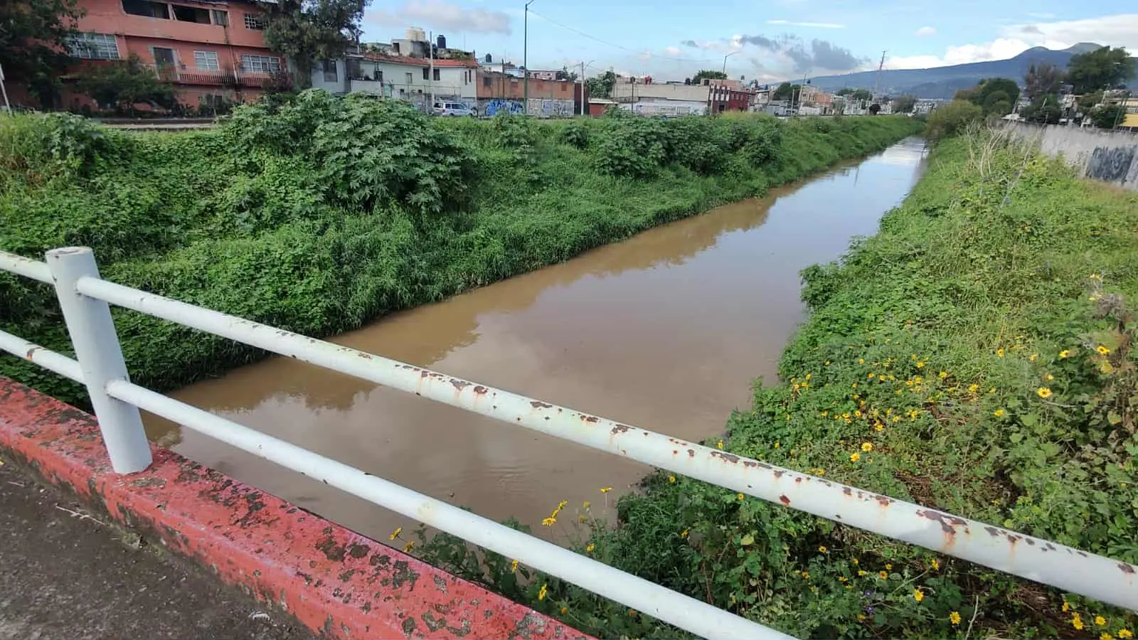 Ríos y drenes incrementan sus niveles por intensa lluvia en Morelia