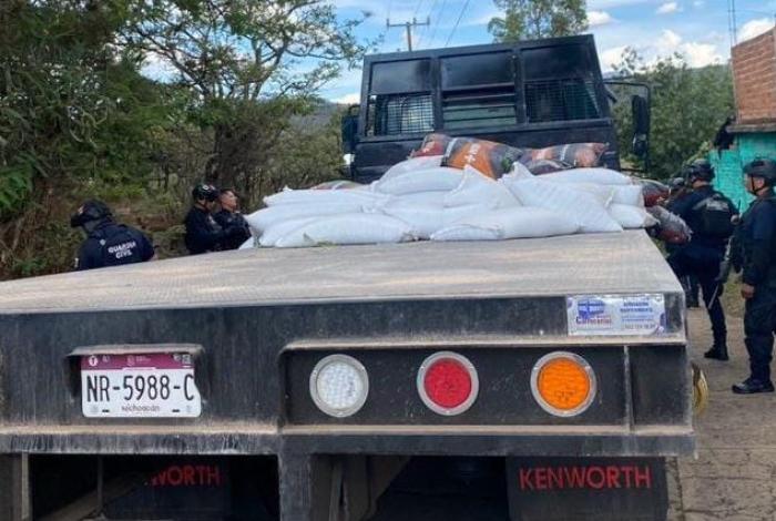 Roban camioneta con fertilizante en Tzintzuntzan