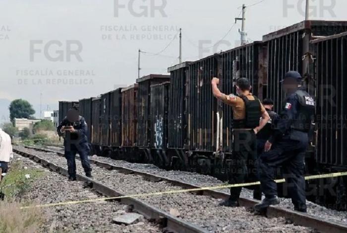 Roban dos vagones de tren que transportaban motores, en La Piedad