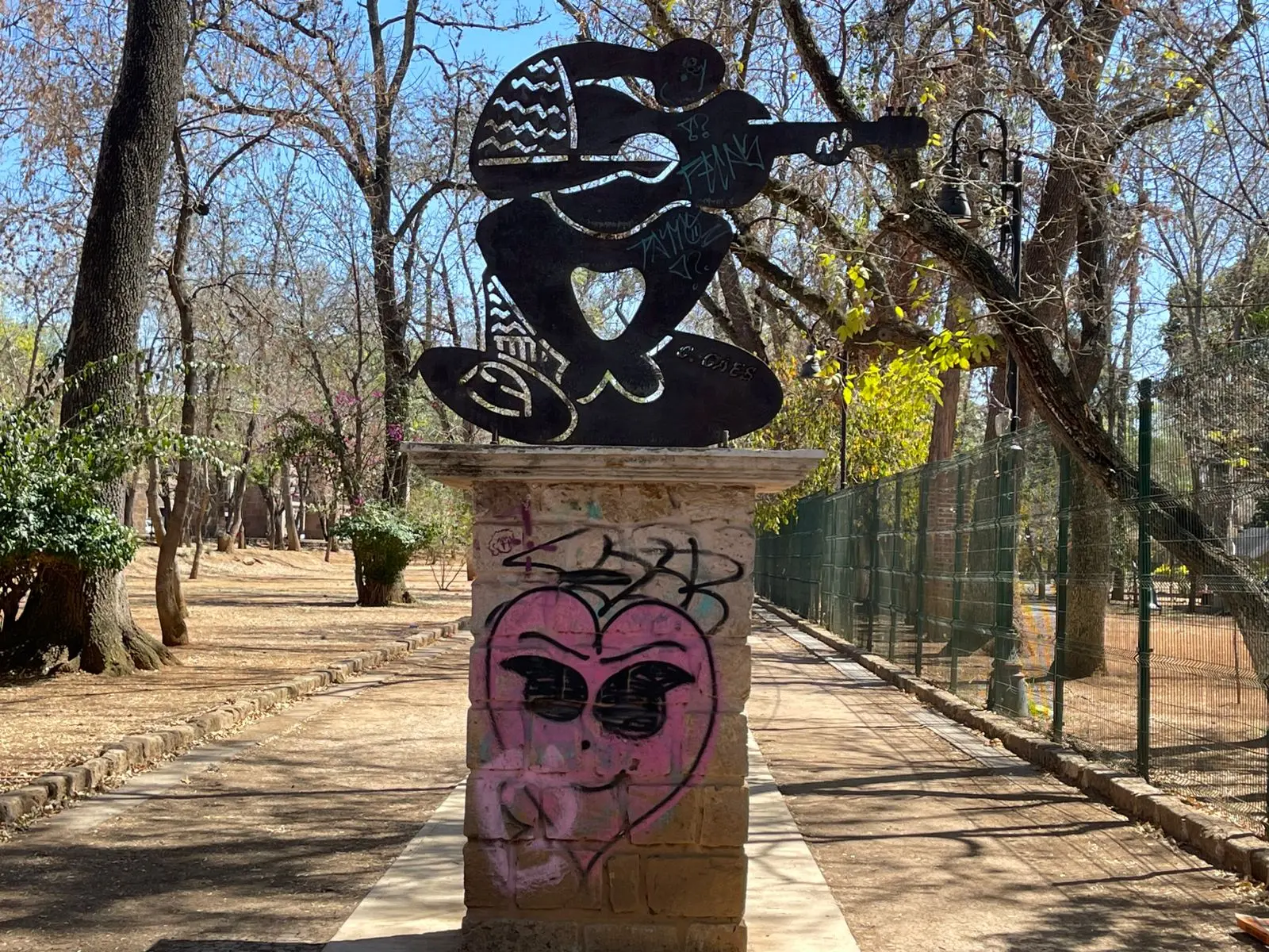 Roban esculturas de bronce en el Bosque Cuauhtémoc