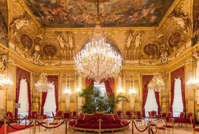 Roban joyas del Museo del Louvre; el valor es incalculable