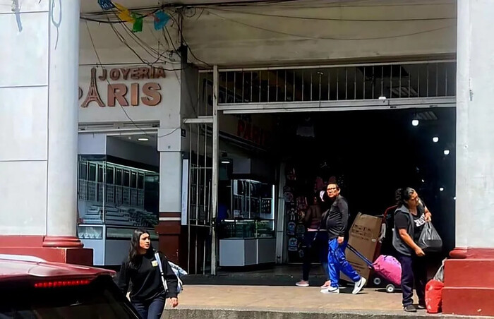 Robo a mano armada en joyería del centro de Uruapan con botín considerable