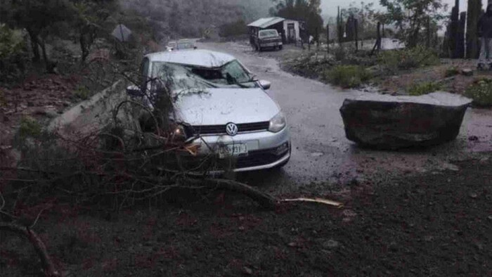 Roca cae sobre un auto debido a un deslave en Hidalgo 