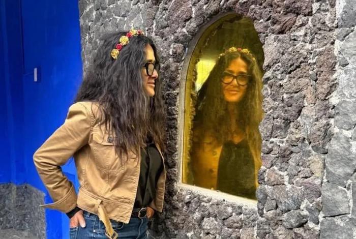 Salma Hayek rinde homenaje a Frida Kahlo en la Casa Azul