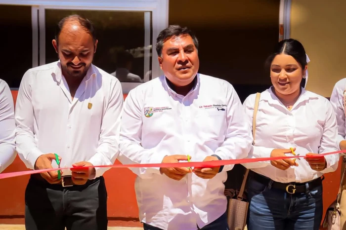 Salvador Bastida García entrega comedor escolar en Tecario el cual será beneficiado para 555 alumnos