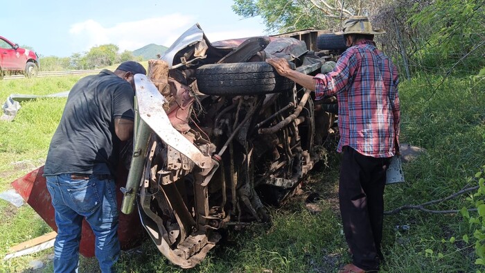 Salvan su vida de milagro tras aparatoso accidente en la Siglo XXI