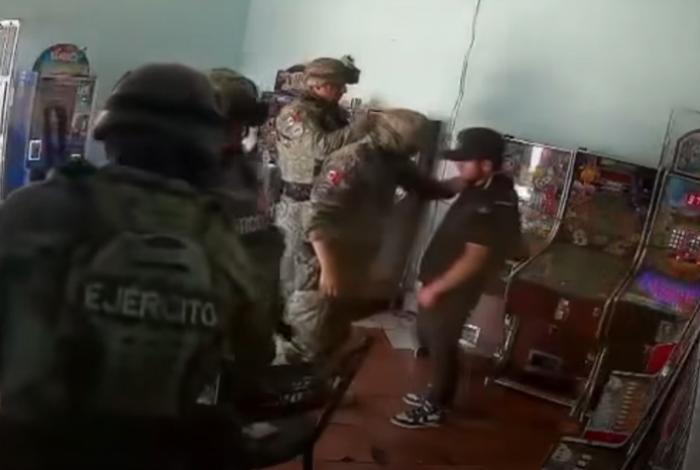 Sancionarán a soldados captados golpeando a civil en negocio tragamonedas: Raúl Zepeda