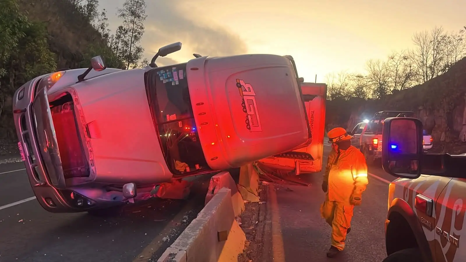 Se accidenta camión repleto de aguacate 🥑