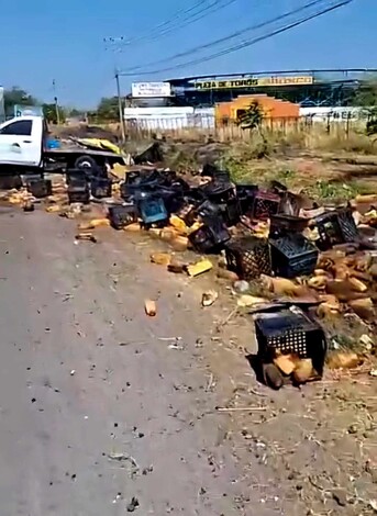 Se accidenta camioneta cargada con jugos en la carretera Apatzingán – Cuatro Caminos