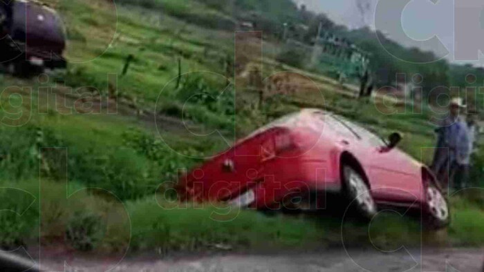 Se accidenta Jetta en la carretera Apatzingán-Buenavista