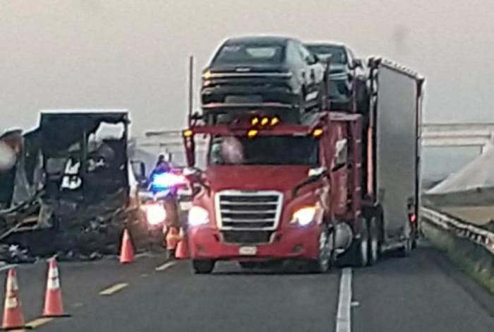 Se accidentan dos tractocamiones en la Morelia-Salamanca; uno se incendia