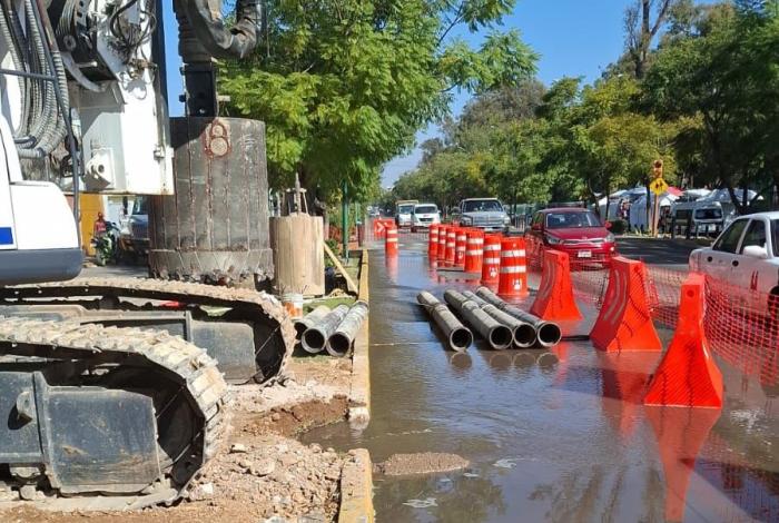 Se atiende fuga de agua en Calzada Juárez derivada de obra que se realiza en la zona