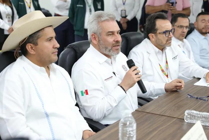 Se consolidan servicios de salud para Uruapan; recorre Bedolla hospital del IMSS
