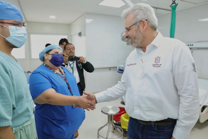 Se consolidan servicios de salud para Uruapan; recorre Bedolla hospital del IMSS