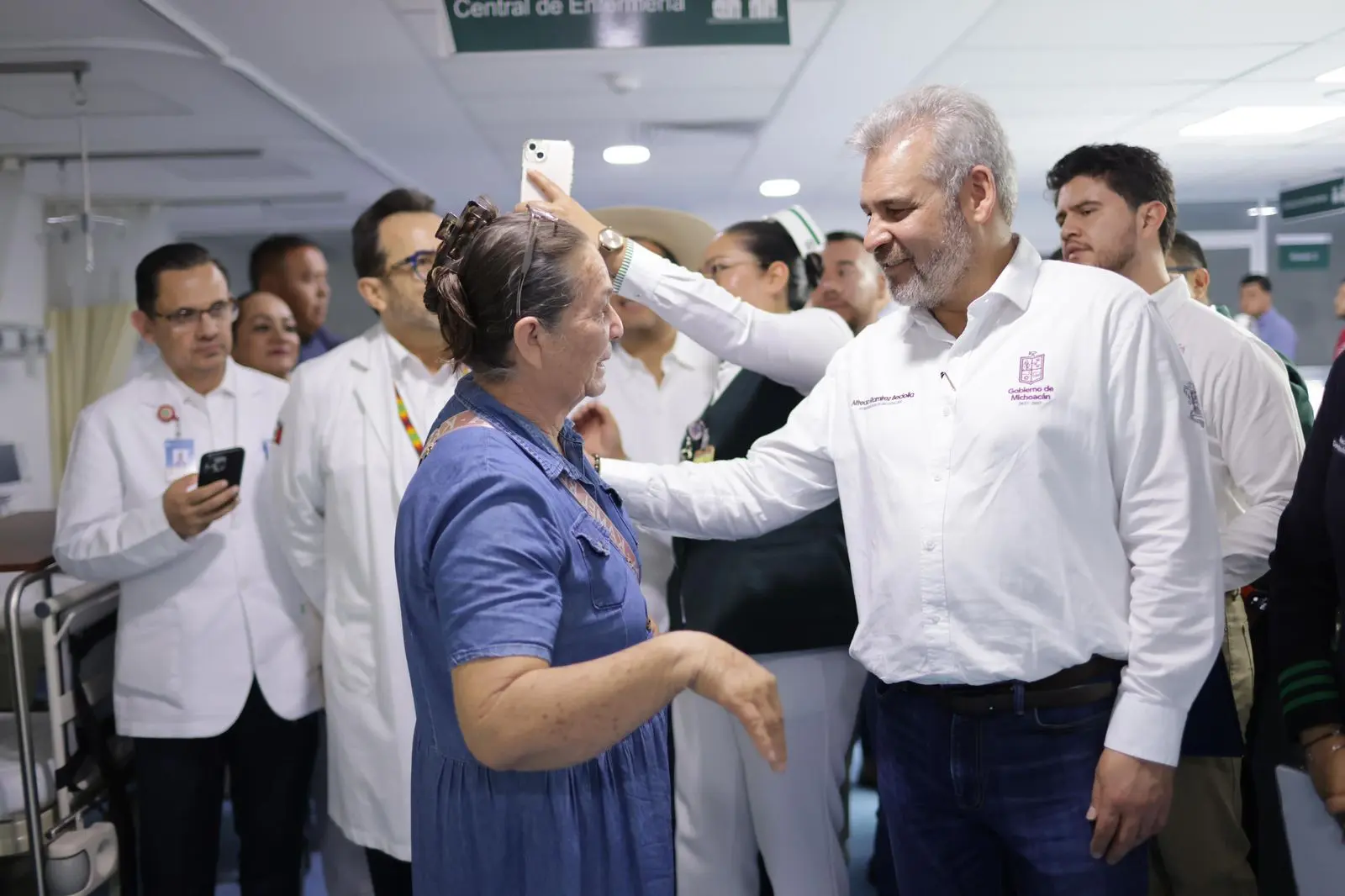 Se consolidan servicios de salud para Uruapan; recorre Bedolla hospital del IMSS