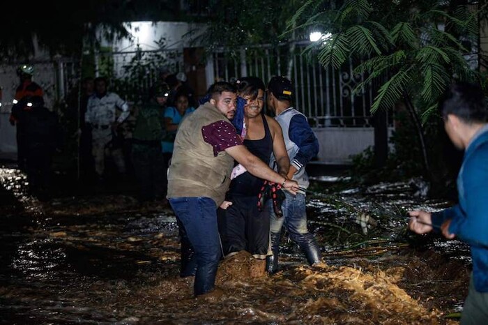 Se desborda Río Colorado en Tangamandapio; reportan cuando menos 400 afectados