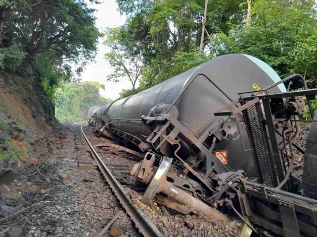 Se descarrila tren de carga en Taretan