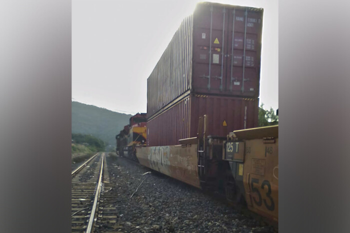 Se descarrilan 12 vagones del tren en Caltzontzin, en Uruapan