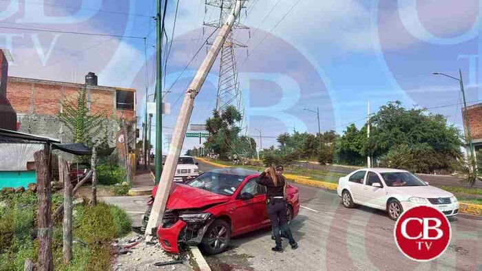 Se distrajo en el celular y chocó un poste