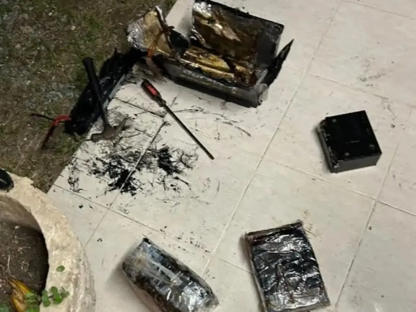 Se encontraba transportando heroína en la batería de su vehículo