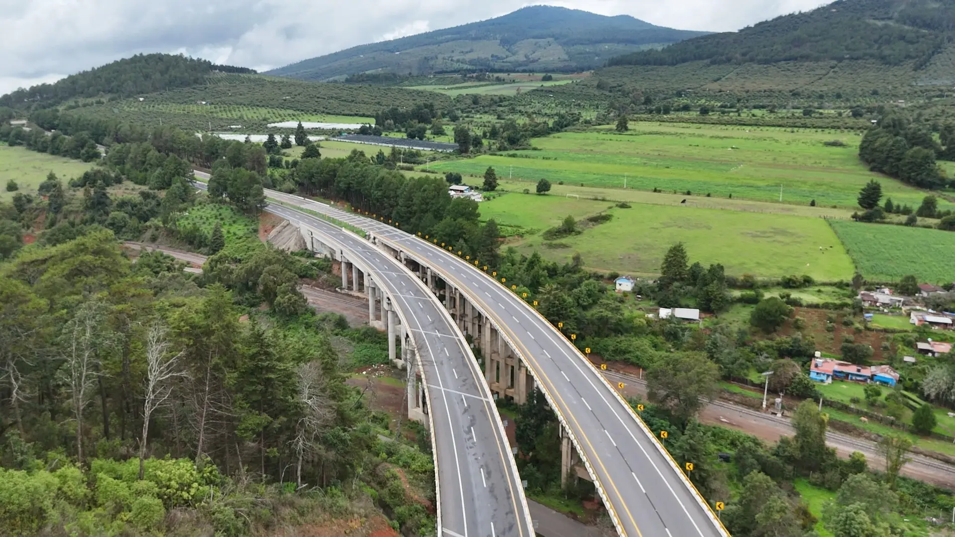 Se encuentra en un 91 por ciento de avance la obra de ampliación de la carretera Siglo XXI en su tramo Uruapan-Pátzcuaro