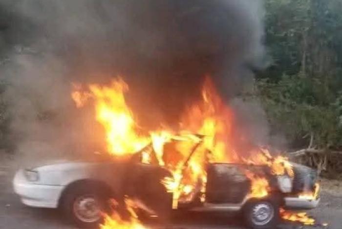 Se enfrentan CJNG y FM al oriente de Michoacán; incendian 6 vehículos