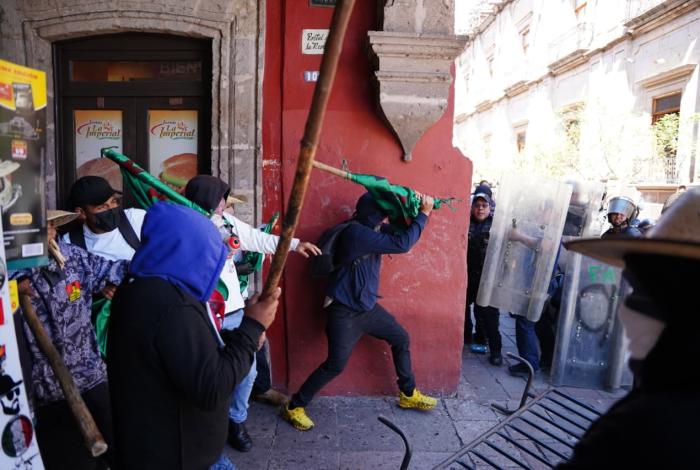 Se enfrentan FNLS y normalistas contra Guardia Civil en el Centro de Morelia