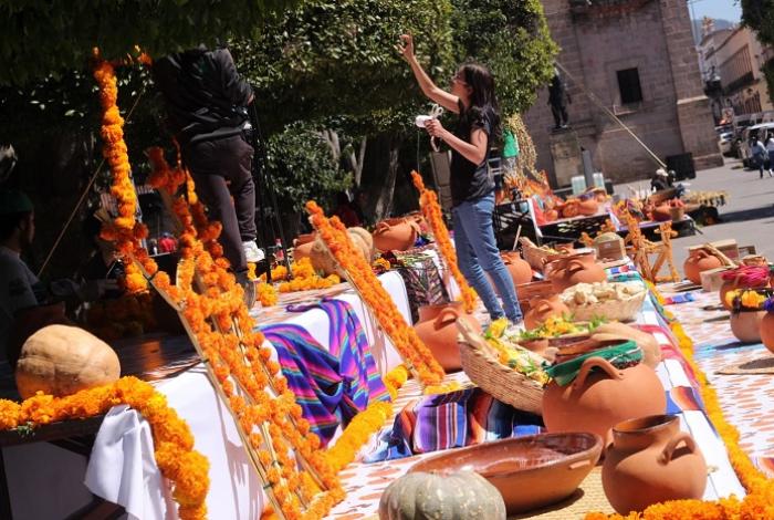 Se esperan 150 mil visitantes en Morelia por Día de Muertos; desde el lunes empiezan los montajes
