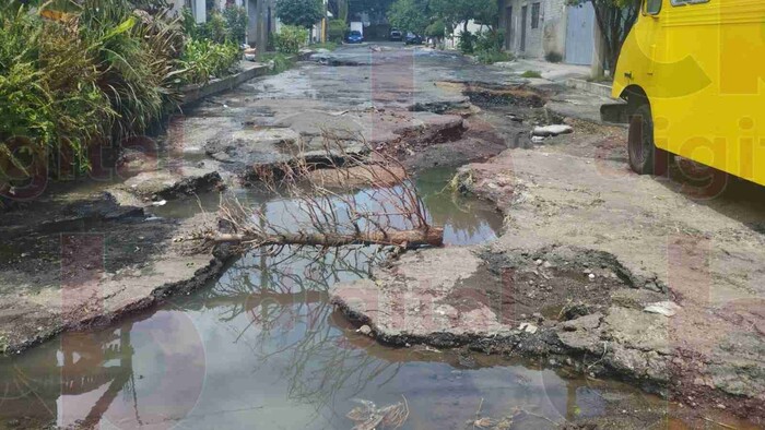 Se forma socavón en la calle Huatápera de la Eduardo Ruíz