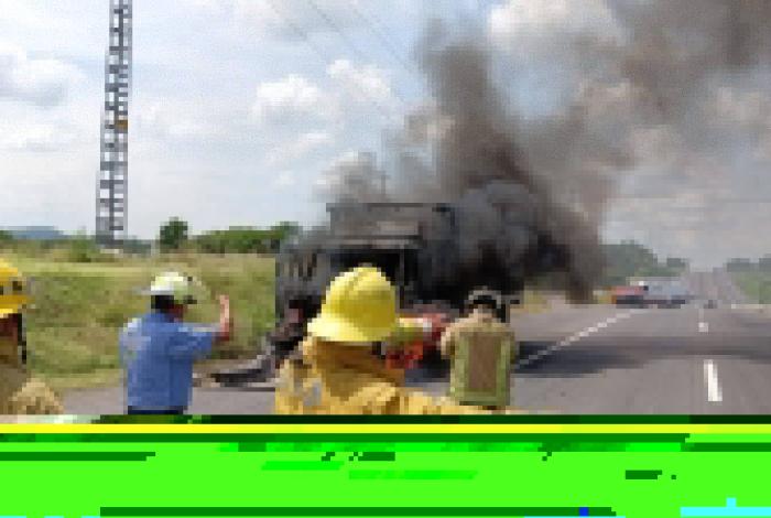 Se incencia torton por una falla mecánica en la carretera Apatzingán-Cuatro Caminos