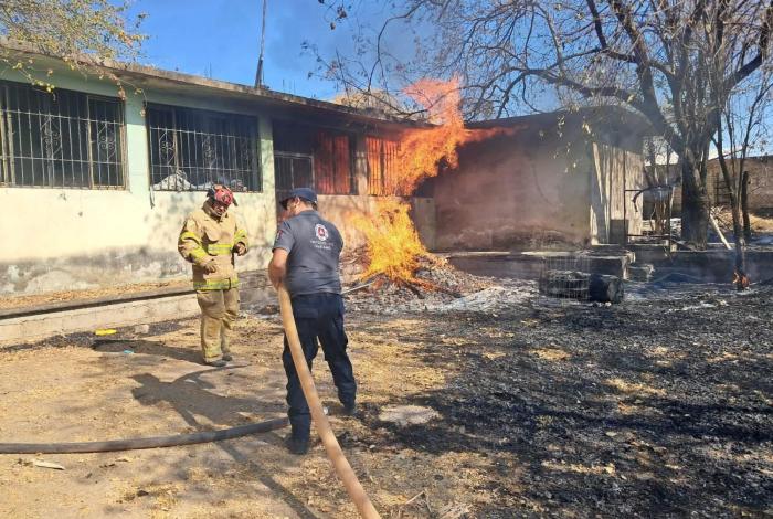 Se incendia almacen de madera en Huetamo