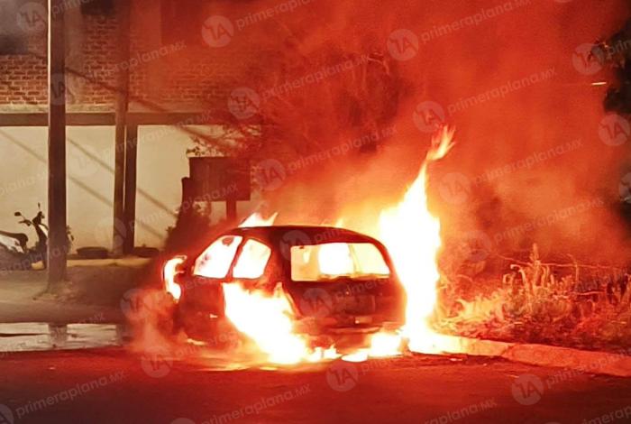 Se incendia automóvil en centro de Purépero
